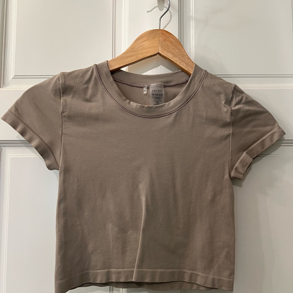 Aritzia Seamless Taupe Tee